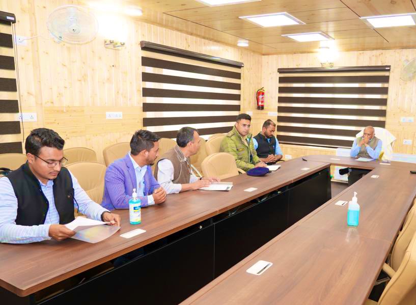 LG Mathur discuss development of tourism sector in Kargil with KTTA Members