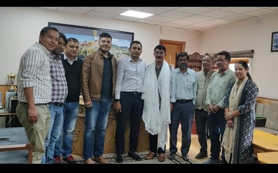 Secretary Ravinder felicitates former CAO Testan Tashi on his retirement Secretary Ravinder felicitates former CAO Testan Tashi on his retirement - Ladakh News - indusdispatch.in