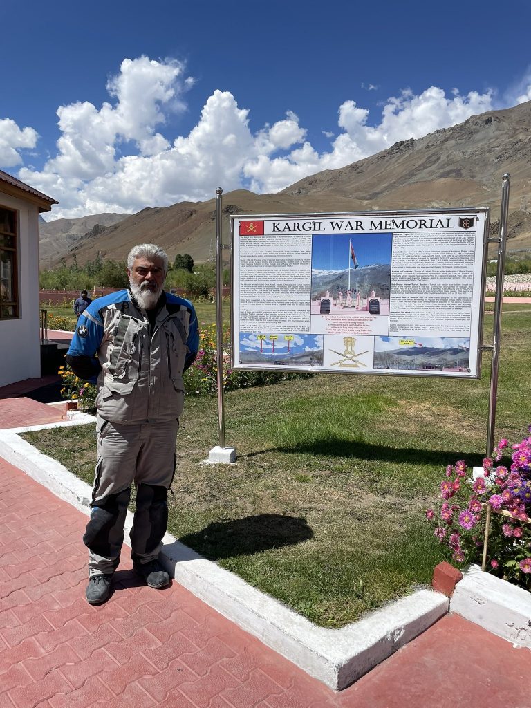 Superstar Ajith Kumar visits Kargil War Memorial, pays tributes to the martyrs - Ladakh News - indusdispatch.in