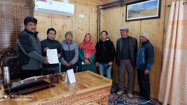Residents demand construction of Sarai and graveyard in Shakar Chiktan