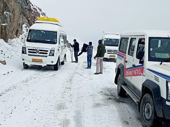 Army, Leh Police rescues stranded passengers from Changla Axis